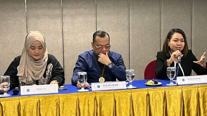 (ki-ka) Assistant Marcomm Manager Hotel Blue Sky Balikpapan, Vania YN,Outlet Manager Blue Sky Hotel Balikpapan, Deni Yuli Haidir dan Front Office Manager Blue Sky Hotel Balikpapan, Agnes Kainage saat press conference, di Kutai Meeting Room Lantai 3 Blue Sky Hotel Balikpapan, pada hari Kamis (5/12/2024). Foto: BorneoFlash/Niken Sulastri