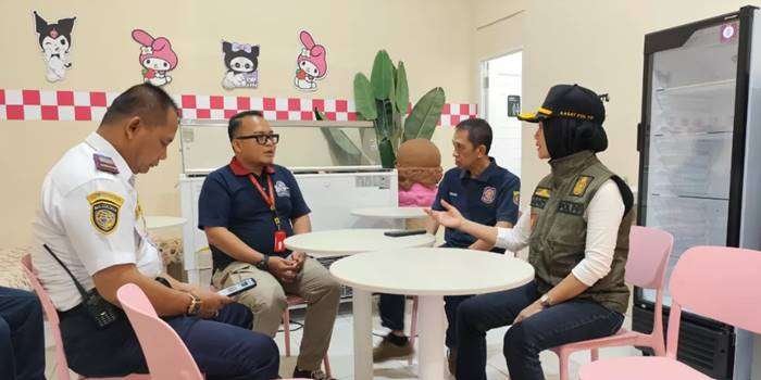 ANCAM PENUTUPAN: Anis Siswantini (kanan) ketika meminta klarifikasi pengelola STP terkait izin yang dimiliki dalam agenda sidak, Selasa (28/1). (FOTO: DENNY SAPUTRA)