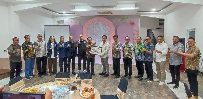 Audiensi PWI dengan Plh Gubernur Kalsel Dr Roy Rizali Anwar ST MT sekaligus soft launching HPN, Jumat (10/01/2025) di Banjarmasin. Foto: HO/SMSI