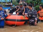 Ditpolairud Polda Kaltim bersama Tim Gabungan bergerak cepat untuk memantau situasi dan menyalurkan bantuan kepada warga terdampak, Rabu (29/1/2025). Foto: HO/Humas Polda Kaltim
