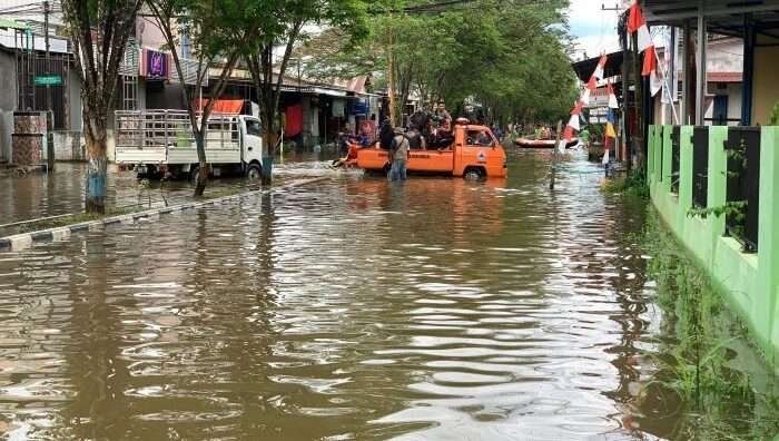 Genangan air telah merendam lima kecamatan Kota Samarinda, Kalimantan Timur,  pada Kamis (30/1/2025). Foto: BorneoFlash/Nur Ainunnisa