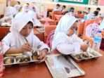 Ilustrasi anak saat mendapatkan makan bergizi gratis. Badan Gizi Nasional menanggapi kritik siswa tentang rasa menu dari program makan bergizi gratis tidak enak. Pihak terkait memberikan sejumlah alasan. Foto : KARNIA SEPTIA KUSUMANINGRUM