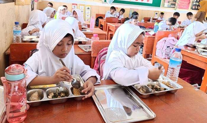 Ilustrasi anak saat mendapatkan makan bergizi gratis. Badan Gizi Nasional menanggapi kritik siswa tentang rasa menu dari program makan bergizi gratis tidak enak. Pihak terkait memberikan sejumlah alasan. Foto : KARNIA SEPTIA KUSUMANINGRUM
