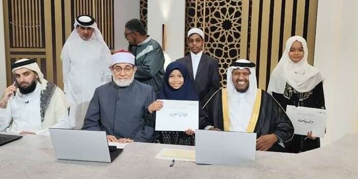 Izzah Qurrata’ Ain (Tengah) foto bersama dengan Dewan Juri usai pengumuman dirinya keluar sebagai Juara I kategori Tilawah Anak-anak pada MTQ Internasional Qatar 2025.(Foto: Mubaraq).