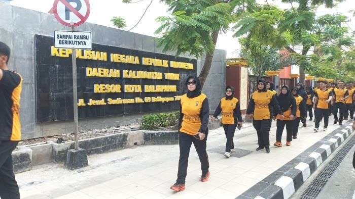Jajaran Polresta Balikpapan melaksanakan kegiatan olahraga bersama, pada Jumat (17/1/2025). Foto: HO/Humas Polresta Balikpapan