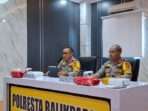 Kapolres Kombes Pol Anton Firmanto bersama Wakapolres Balikpapan saat jumpa pers akhir tahun pada hari Selasa (31/12/2024).(Foto:BorneoFlash.com/niken sulastri).