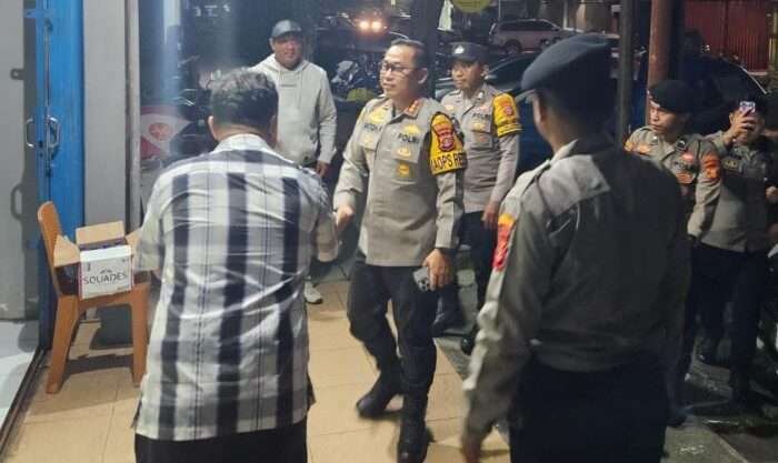 Kapolresta Balikpapan, Kombes Pol Anton Firmanto, SH, MH, SIK, bersama jajaran, turun langsung memantau pengamanan di sejumlah tempat ibadah dan pusat keramaian, pada Rabu (29/1/2025). Foto: HO/Humas Polresta Balikpapan