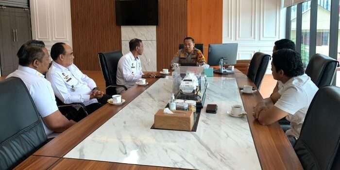 Kapolresta Balikpapan, Kombes Pol Anton Firmanto, SH, SIK, MSI, menerima kunjungan Kepala Lapas Kelas II Balikpapan, Pujiono Slamet, beserta rombongan di lantai dua gedung utama Polresta Balikpapan, pada Rabu (15/1/2025). Foto: HO/Humas Polresta Balikpapa