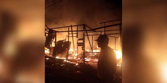Kebakaran di Jalan R. Suprapto Gang Arrahman, RT 15 RW 06, Tana Paser, pada Selasa (7/1/2025) malam. Foto: IST/WAG