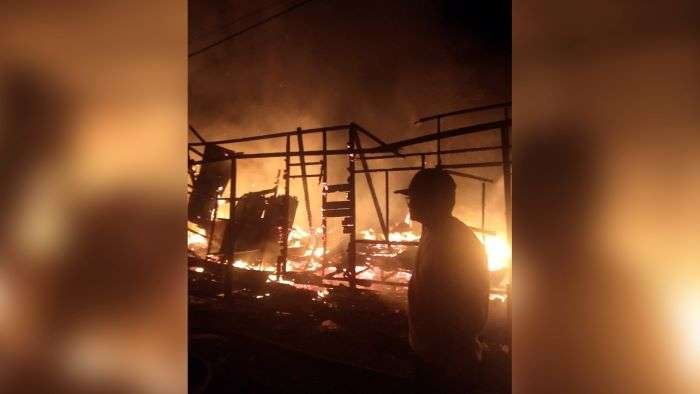 Kebakaran di Jalan R. Suprapto Gang Arrahman, RT 15 RW 06, Tana Paser, pada Selasa (7/1/2025) malam. Foto: IST/WAG