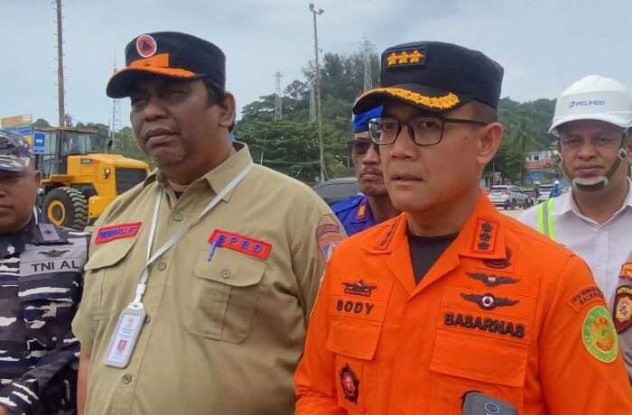 Kepala Basarnas Kelas A Balikpapan, Dody Setiawan Bersama Kepala BPBD Kota Balikpapan, Usman Ali Beri Keterangan Terkait evakuasi seorang kru kapal Mike Victor OT5 Science, pada hari Selasa (6/1/2025). Foto: BorneoFlash/Ist