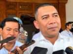 Ketua Komisi I Dewan Perwakilan Rakyat Daerah (DPRD) Kota Balikpapan, Danang Eko Susanto, saat menerima aspirasi dari ketiga ormas, di Halaman Kantor DPRD Balikpapan, pada hari Rabu (22/1/2025). Foto: BorneoFlash/Niken Sulastri