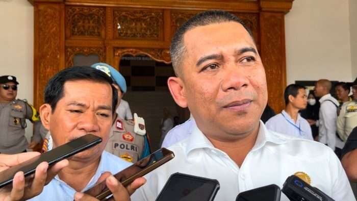 Ketua Komisi I Dewan Perwakilan Rakyat Daerah (DPRD) Kota Balikpapan, Danang Eko Susanto, saat menerima aspirasi dari ketiga ormas, di Halaman Kantor DPRD Balikpapan, pada hari Rabu (22/1/2025). Foto: BorneoFlash/Niken Sulastri