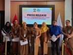 Ketua Panitia HUT ke-128 Kota Balikpapan, Andi Sri Juliarty bersama tim saat menggelar press release di Balai Kota, pada Senin (13/1/2025). Foto: BorneoFlash/Niken Sulastri