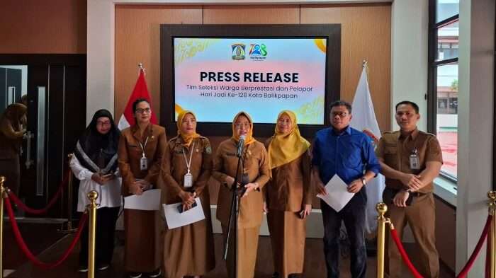 Ketua Panitia HUT ke-128 Kota Balikpapan, Andi Sri Juliarty bersama tim saat menggelar press release di Balai Kota, pada Senin (13/1/2025). Foto: BorneoFlash/Niken Sulastri