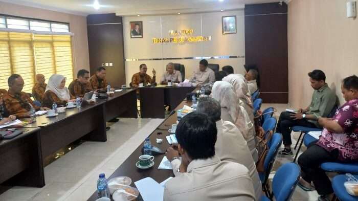 Komisi II DPRD Kota Balikpapan, melaksanakan RDP dengan Dinas Perdagangan, di Kantor Dinas Perdagangan, pada hari Kamis (16/1/2025). Foto: BorneoFlash/Niken Sulastri