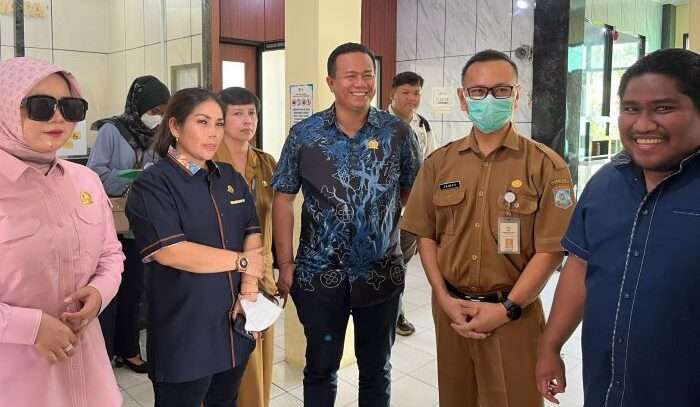 Komisi IV DPRD Kota Balikpapan meninjau puskesmas baru ulu, pada hari Selasa (14/1/2025). Foto: BorneoFlash/Niken Sulastri