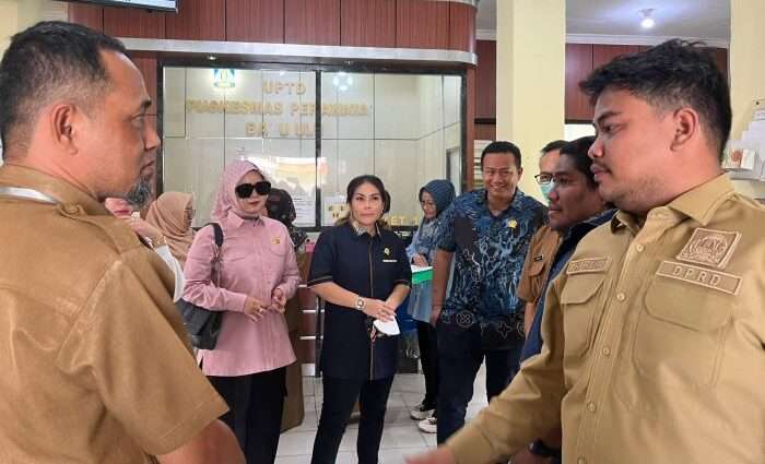 Komisi IV DPRD Kota Balikpapan meninjau puskesmas baru ulu, pada hari Selasa (14/1/2025). Foto: BorneoFlash/Niken Sulastri