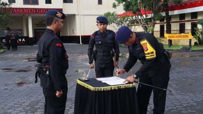 Kompol Komank Adhi Andhika, S.E., S.I.K., resmi dilantik sebagai Komandan Detasemen Gegana Satuan Brimob Polda Kaltim. Upacara tersebut dipimpin langsung oleh Komandan Satuan Brimob Polda Kaltim, Kombes Pol Andy Rifai, S.I.K., M.H, Pada Kamis (23/1/2025). Foto: HO/Humas Polda Kaltim