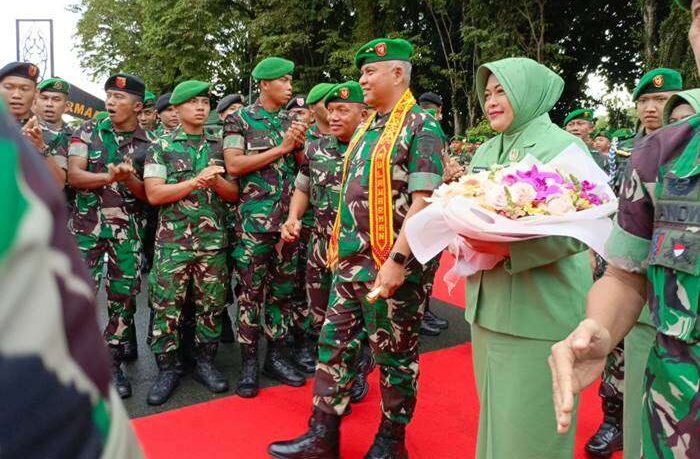 Penyambutan Mayjen TNI Rudy Rachmat Nugraha sebagai Pangdam VI/Mulawarman, di Kodam VI/Mulawarman, pada hari Selasa, 2 Januari 2025.