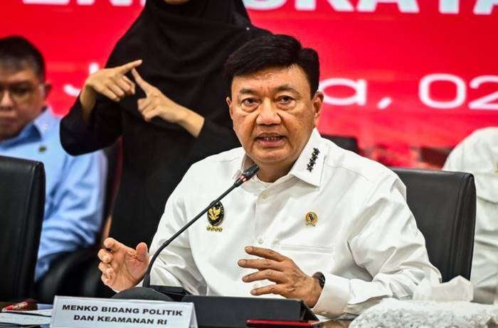 Menteri Koordinator Bidang Politik dan Keamanan Budi Gunawan memberikan keterangan pers terkait capaian kinerja Desk Pencegahan Korupsi dan Perbaikan Tata Kelola serta Desk Koordinasi Peningkatan Penerimaan Devisa Negara di Gedung Kejaksaan Agung RI, Jakarta, Kamis (2/1/2025). Budi Gunawan menjelaskan bahwa dalam tiga bulan terakhir Desk Pencegahan Korupsi telah menyelamatkan Rp6,7 triliun dan akan fokus pada pemulihan aset korupsi di luar negeri untuk mendukung pembangunan nasional serta meningkatkan kesejahteraan masyarakat. FOTO : Rivan Awal Lingga.