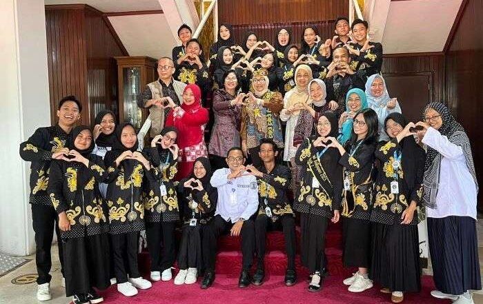 Menteri PPPA, Arifah Fauzi, bertemu dengan Forum Anak Kota Balikpapan, di Balai Kota Balikpapan, pada Minggu (26/1/2025). Foto: BorneoFlash/Niken Sulastri