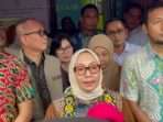 Menteri PPPA, Arifah Fauzi, mengunjungi keluarga korban kekerasan seksual terhadap anak yang terjadi di Kota Balikpapan, di UPTD PPA Balikpapan, pada Minggu (26/1/2025). Foto: BorneoFlash/Niken Sulastri