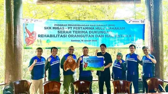 PT Pertamina Hulu Mahakam saat menyerahkan dukungan program rehabilitasi orangutan dan habitatnya di Pusat Rehabilitasi Orangutan Samboja Lestari, Kutai Kartanegara, pada 18 Januari 2025. Foto: HO/PHM