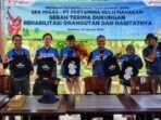 PT Pertamina Hulu Mahakam saat menyerahkan dukungan program rehabilitasi orangutan dan habitatnya di Pusat Rehabilitasi Orangutan Samboja Lestari, Kutai Kartanegara, pada 18 Januari 2025. Foto: HO/PHM