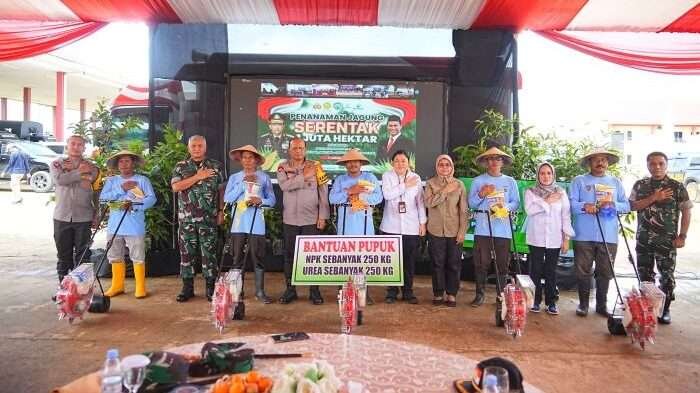 Pangdam VI/Mulawarman, Mayjen TNI Rudy Rachmat Nugraha, S.I.P., M.Sc., menghadiri launching penanaman jagung satu juta hektare serentak, di lahan SPN Polda Kaltim, Kelurahan Loa Ipuh Darat, Kecamatan Tenggarong, Kutai Kartanegara, pada Selasa (21/01/2025). Foto: HO/Pendam VI/Mlw