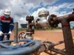 Pekerja PT Pertamina Hulu Rokan (PHR) mengontrol kerangan pipa produksi yang berasal dari sumur menuju stasiun pengumpul minyak mentah Central Gathering Station (CGS) 10 Field Duri, Blok Rokan, Bengkalis, Riau, Rabu 22 Desember 2021. PT Pertamina Hulu Rokan (PHR) sebagai bagian dari Subholding Upstream Pertamina menargetkan produksi minyak Blok Rokan meningkat dari 160 ribu barel per hari (bph) di tahun 2021 menjadi 300 ribu barel per hari (bph) pada tahun 2025. FOTO/Nova Wahyudi