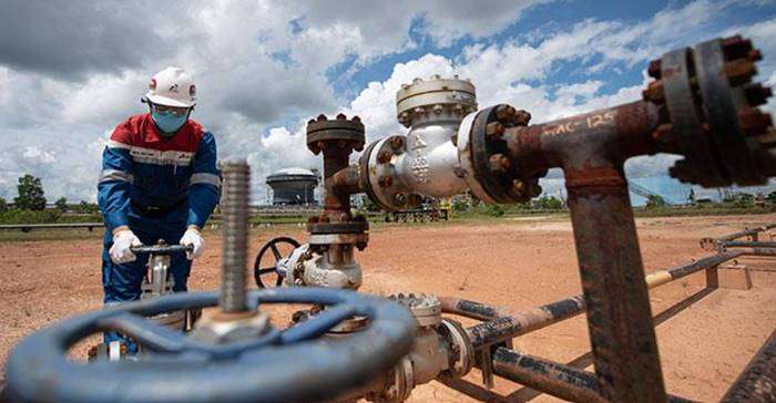 Pekerja PT Pertamina Hulu Rokan (PHR) mengontrol kerangan pipa produksi yang berasal dari sumur menuju stasiun pengumpul minyak mentah Central Gathering Station (CGS) 10 Field Duri, Blok Rokan, Bengkalis, Riau, Rabu 22 Desember 2021. PT Pertamina Hulu Rokan (PHR) sebagai bagian dari Subholding Upstream Pertamina menargetkan produksi minyak Blok Rokan meningkat dari 160 ribu barel per hari (bph) di tahun 2021 menjadi 300 ribu barel per hari (bph) pada tahun 2025. FOTO/Nova Wahyudi