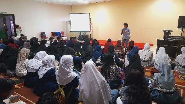 Pelatihan Jurnalistik 2.0 yang digelar oleh BorneoFlash.com bekerjsama dengan Green Generation di Ruang Aula Perpustakaan Kota Balikpapan, Sabtu (25/1/2025). Foto: BorneoFlash/Ardian