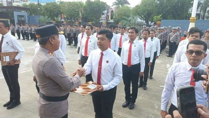 Penghargaan kepada 32 personel Polresta Balikpapan dalam upacara mingguan yang digelar di Lapangan Apel Polresta Balikpapan, pada Senin (20/1/2025). Foto: HO/Humas Polresta Balikpapan