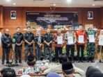 Penyerahan hasil penetapan Bupati dan Wakil Bupati terpilih pada pemilihan kepala daerah (Pilkada) 2024 oleh Ketua KPU Kab. PPU Ali Yamin Ishak di Aula Lt. 1 Setkab PPU, Kamis (9/1/2025). Foto: BorneoFlash/Irwan A.