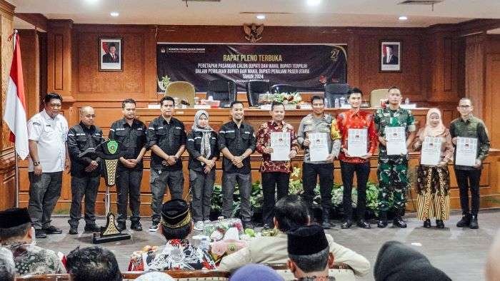 Penyerahan hasil penetapan Bupati dan Wakil Bupati terpilih pada pemilihan kepala daerah (Pilkada) 2024 oleh Ketua KPU Kab. PPU Ali Yamin Ishak di Aula Lt. 1 Setkab PPU, Kamis (9/1/2025). Foto: BorneoFlash/Irwan A.