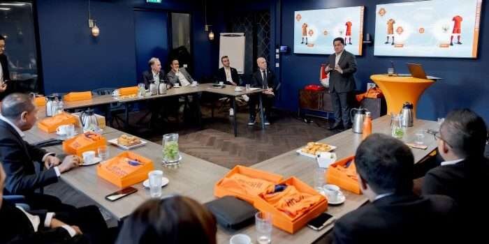 Pertemuan resmi PSSI dan Asosiasi Sepakbola Kerajaan Belanda (KNVB) yang berlangsung di Kampus KNVB, Zeist, Belanda, pada Senin (27/1/2025). Foto: HO/pssi.org