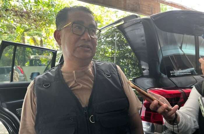 PJ Gubernur Kaltim, Akmal Malik saat di wawancarai. Foto: BorneoFlash/Nur Ainunnisa