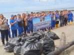 Polairud Polresta Balikpapan bersama keluarga besar Polairud menggelar aksi bersih-bersih pantai, pada Jumat (31/1/2025). Foto: HO/Humas Polresta Balikpapan