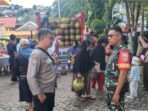 Polsek Balikpapan Barat bersama TNI mengawal langsung penyaluran gas LPG 3 kg bersubsidi di Kecamatan Balikpapan Barat, Sabtu (18/1/2025). Foto: HO/Polresta Balikpapan