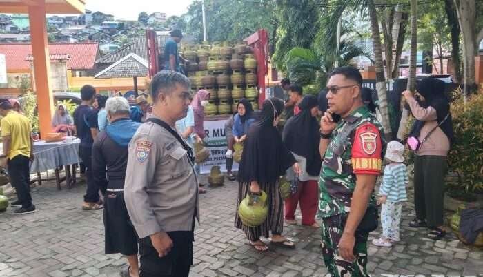 Polsek Balikpapan Barat bersama TNI mengawal langsung penyaluran gas LPG 3 kg bersubsidi di Kecamatan Balikpapan Barat, Sabtu (18/1/2025). Foto: HO/Polresta Balikpapan