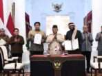 Presiden Prabowo Subianto menyaksikan penandatanganan nota kesepahaman atau memorandum of understanding (MoU) Pengembangan Proyek Hunian 1 Juta Unit antara Menteri Perumahan dan Kawasan Permukiman (PKP) Maruarar Sirait dengan Investor Perumahan (SHK) Kerajaan Qatar Yang Mulia Sheikh Abdulaziz bin Abdulrahman Al Thani di Istana Merdeka, Jakarta, pada Rabu, 8 Januari 2025. Foto: BPMI Setpres/Cahyo.