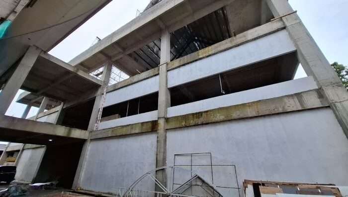 Progres Pembangunan Gedung Dewan Perwakilan Daerah (DPRD) Kota Balikpapan mengalami keterlambatan. Foto: BorneoFlash/Niken Sulastri
