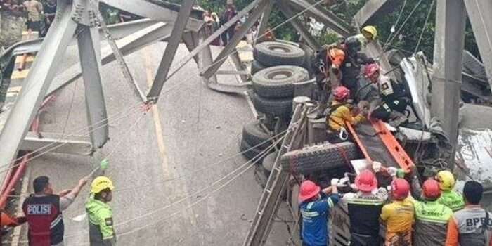 Proses evakuasi korban kecelakaan truk yang tabrak Jembatan Busui, Kamis (16/1/2025). Kecelakaan ini mengakibatkan Jembatan Busui ambruk dan jalur Kaltim-Kalsel lumpuh total (Dok. BPBD Paser)