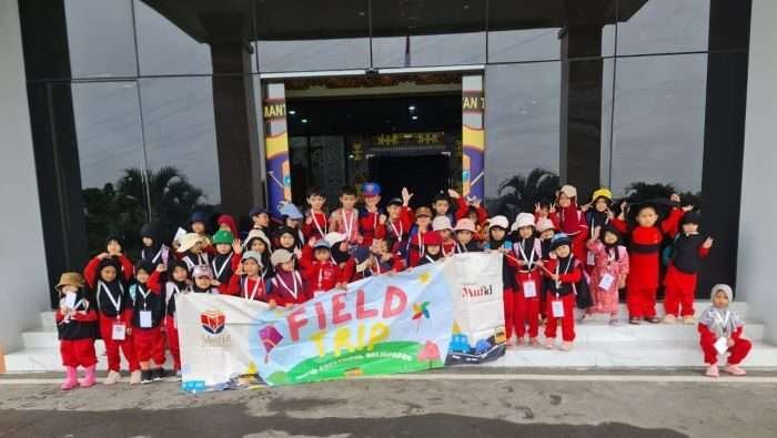 Puluhan anak dari TK Mufid Islamic School Balikpapan dengan wajah antusias mengunjungi Mapolda Kaltim, pada Kamis (30/1/2025). Foto: HO/Humas Polda Kaltim