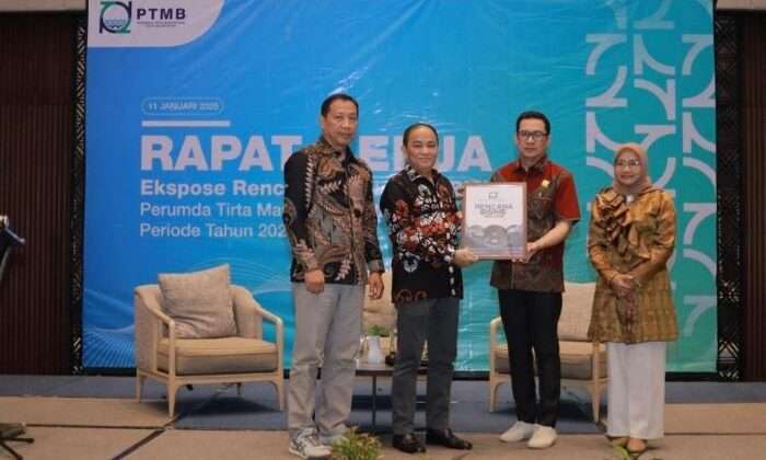 (ki:ka) Kepala BPKAD Balikpapan, Agus Budi, Asisten II Bidang Perekonomian, Pembangunan dan Kesejahteraan Rakyat, Muhammad Andi Yusri, Direktur Utama PTMB, Dr. Yudhi Saharuddin dan Kepala Bappeda Litbang Balikpapan, Murni, pada Rapat Kerja Expose Rencana Bisnis (Renbis), pada hari Sabtu (11/1/2025). Foto: BorneoFlash/IST