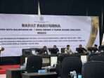 Rapat paripurna dengan agenda usulan pengesahan pemberhentian Wali Kota Balikpapan masa jabatan tahun 2021-2025 dan usulan pengesahan pengangkatan calon Wali Kota dan Wakil Wali Kota Balikpapan Terpilih hasil Pemilihan Kepala Daerah Tahun 2024, di Gedung Parkir Lantai 8, pada hari Rabu (15/1/2025). Foto: BorneoFlash/Niken Sulastri