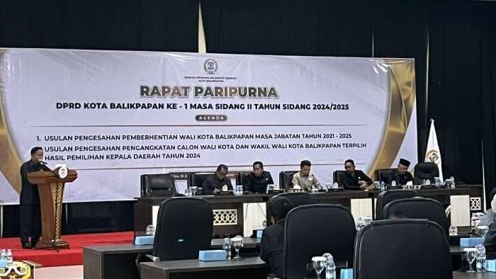 Rapat paripurna dengan agenda usulan pengesahan pemberhentian Wali Kota Balikpapan masa jabatan tahun 2021-2025 dan usulan pengesahan pengangkatan calon Wali Kota dan Wakil Wali Kota Balikpapan Terpilih hasil Pemilihan Kepala Daerah Tahun 2024, di Gedung Parkir Lantai 8, pada hari Rabu (15/1/2025). Foto: BorneoFlash/Niken Sulastri