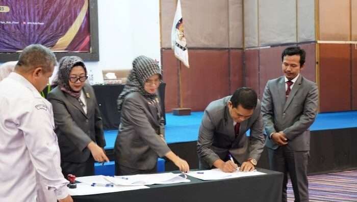 Rapat pleno terbuka yang digelar KPU Kabupaten Paser Resmi Menetapkan Pasangan Fahmi Fadli dan Ikhwan Antasari sebagai Bupati dan Wakil Bupati Paser terpilih dalam Pilkada 2024, Di Hotel Kyriad Sadurengas, pada Kamis (9/1/2025). Foto: BorneoFlash/Ist