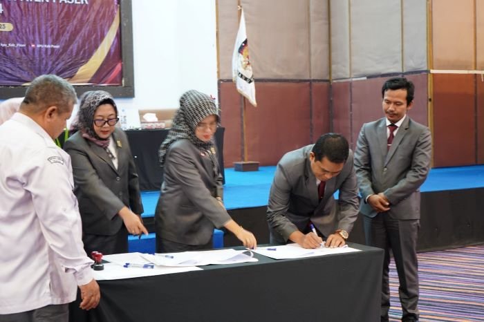 Fahmi Fadli dan Ikhwan Antasari Resmi Ditetapkan Sebagai Bupati dan Wakil Bupati Paser Terpilih 